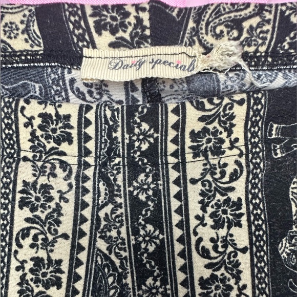 Daily Specials Elephant Leggings - Picture 2 of 2